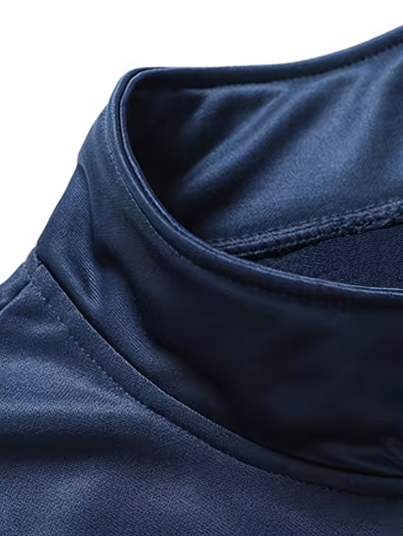 Erkaklar uchun bosma tasodifiy to'plam, bahor/kovak uchun turli xil ko'ylak va zip-up jakketi bilan polyester sviter va joggerlarni o'z ichiga oladi.