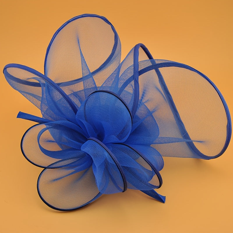 To'ylar va partiyalar uchun klip bilan qora va oq tarmoq gul fascinatori