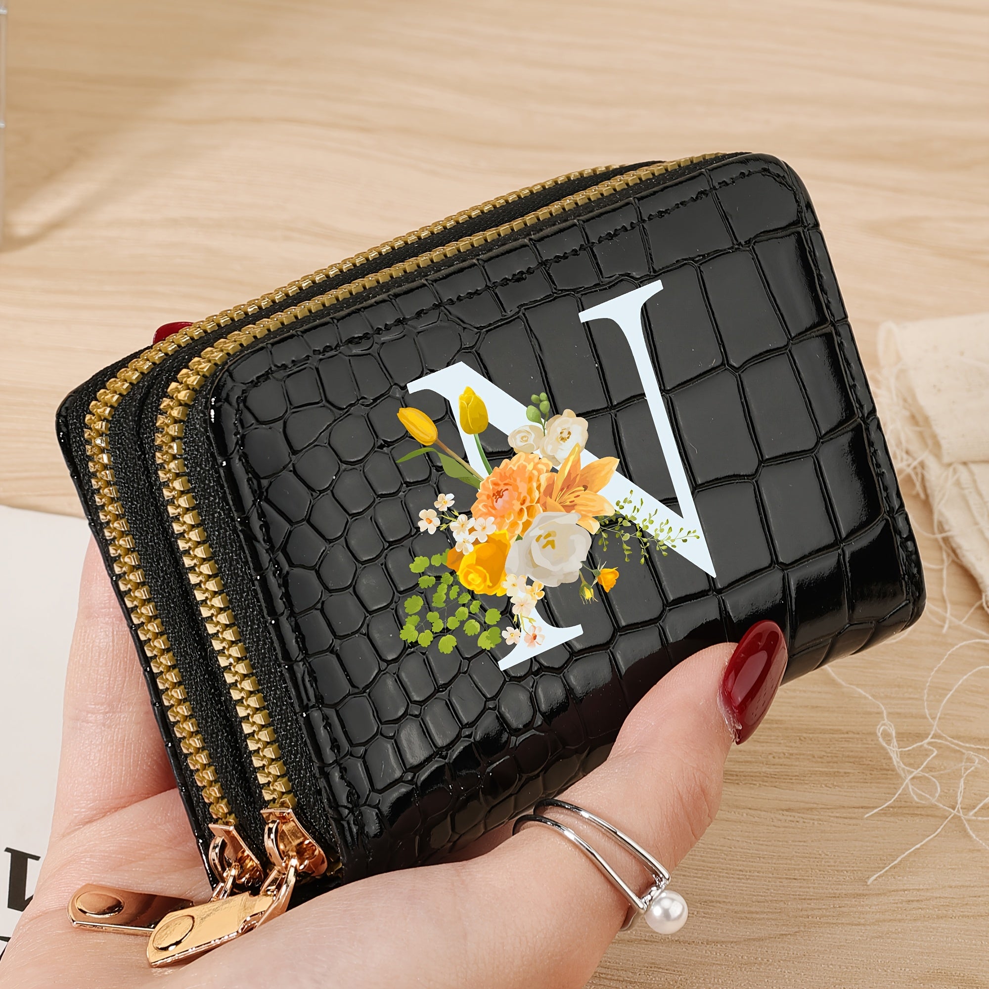 Bir nechta slotlari va zamonaviy fermuari bo'lgan mustahkam kredit karta saqlash sumkasi, maktab, yotoqxona va maktabga qaytish uchun zarur bo'lgan buyumlar uchun.