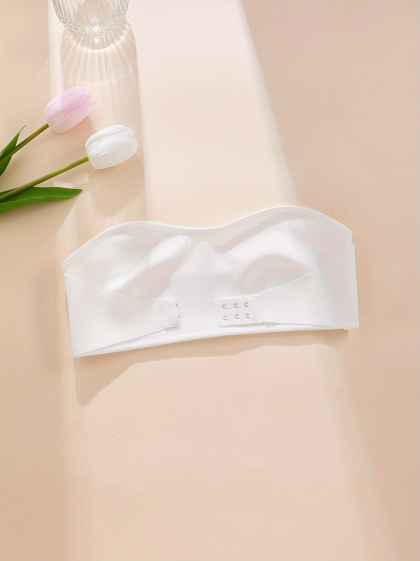 Old qismidagi yopiq tugma, sirpanmas dizayn, simsiz va ko'taruvchi xususiyatga ega bo'lgan, ayollarning ichki kiyimlari va ichki kiyimlarida jozibali qulaylik uchun mo'ljallangan, tikuvsiz bandeau.