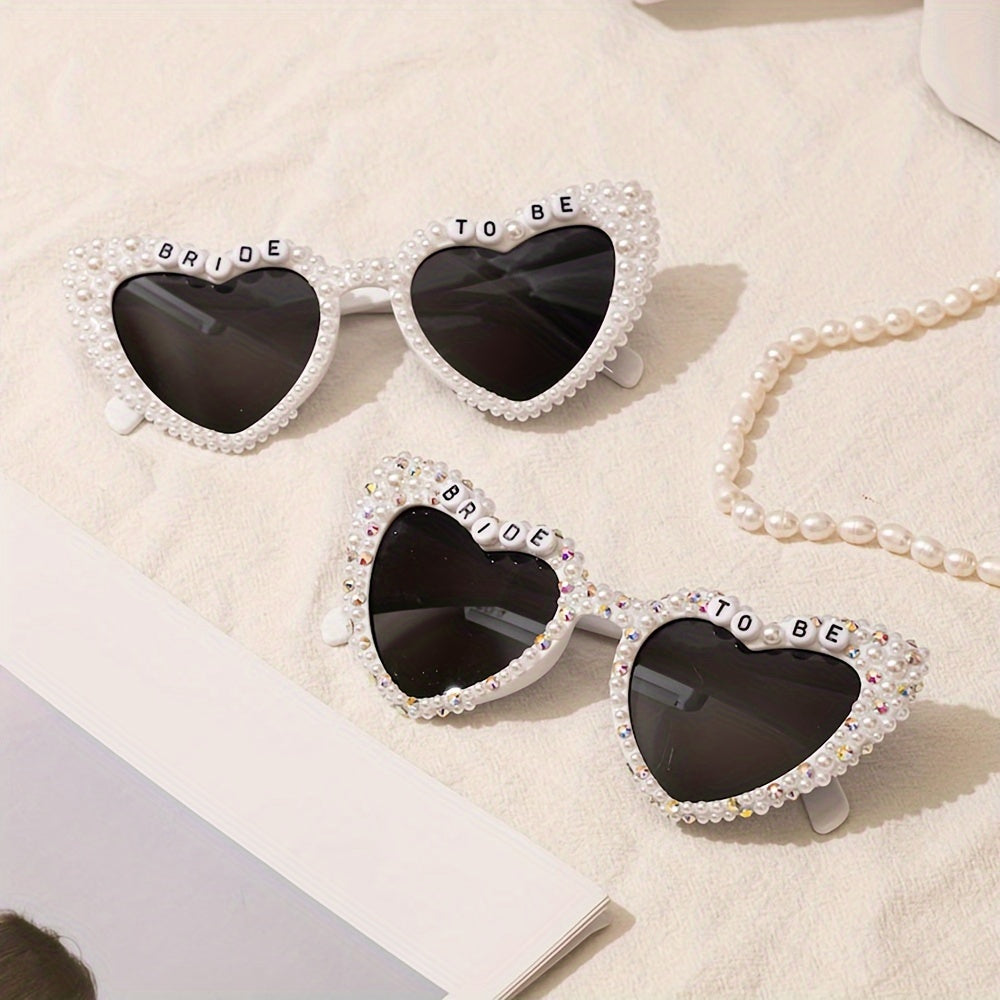 Gafas de sol con corazón de novia con pedrería y detalles de perlas para despedida de soltera y boda