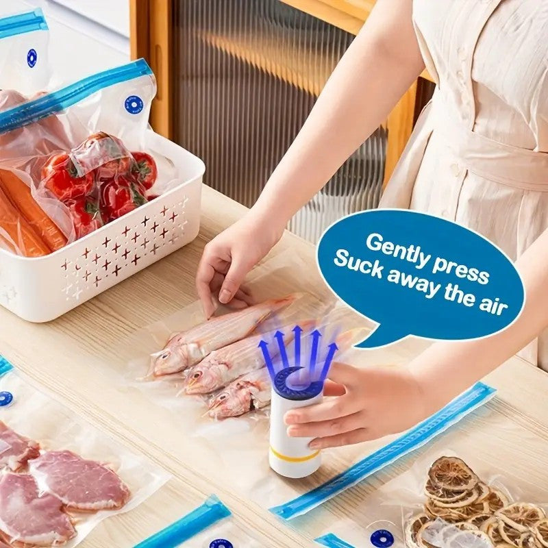 Портативный ручной вакуумный упаковщик для хранения продуктов с функцией перезарядки через USB. В комплект входят 3 размера вакуумных пакетов для свежего и влагонепроницаемого хранения. Идеально подходит для приготовления при низких температурах.