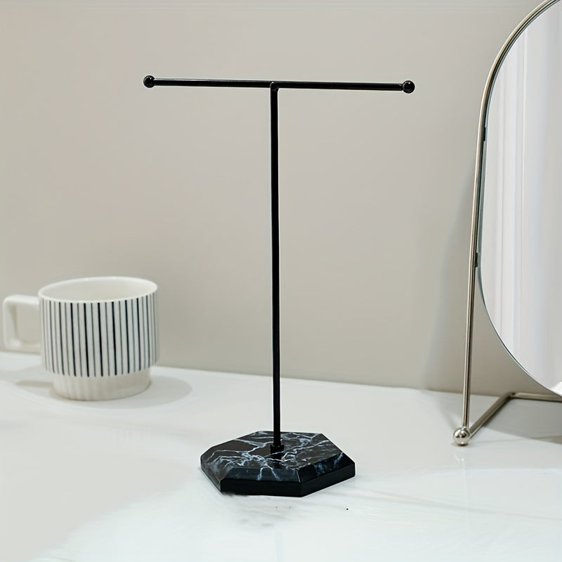 Skandinav uslubidagi zargarlik buyumlarini tashkil etuvchi, ajraladigan MDF ko'rsatkich standi bilan, quloq taqichlari, uzuklar va bilaguzuklar uchun