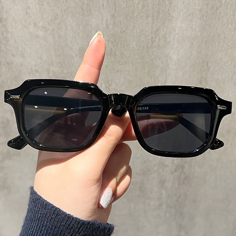 Katta kvadrat moda quyoshdan himoyalovchi ko‘zoynaklar ayollar uchun retro ko‘cha uslubi bilan metall g‘iloflar bilan