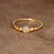 Потрясающее кольцо из стерлингового серебра S925 весом 1,5 г в форме круглого шара, украшенное синтетическим цирконием, демонстрирующее стильный и модный европейский и американский дизайн - обязательный аксессуар для женщин.