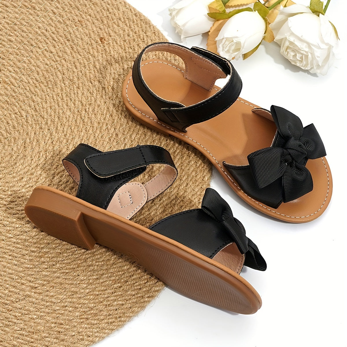 Qizlar uchun zamonaviy va amaliy ochiq barmoq sandallari, yozda ichki va tashqi kiyim uchun mukammal.