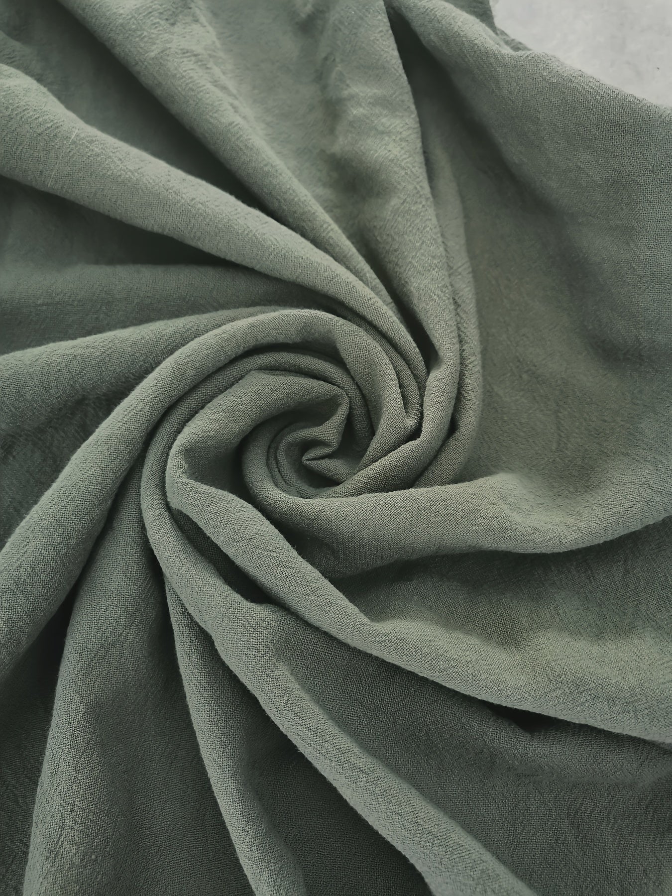 Katta va baland erkaklar uchun zamonaviy, katta hajmdagi harem shimlari, bir rangli paxtadan tayyorlangan.