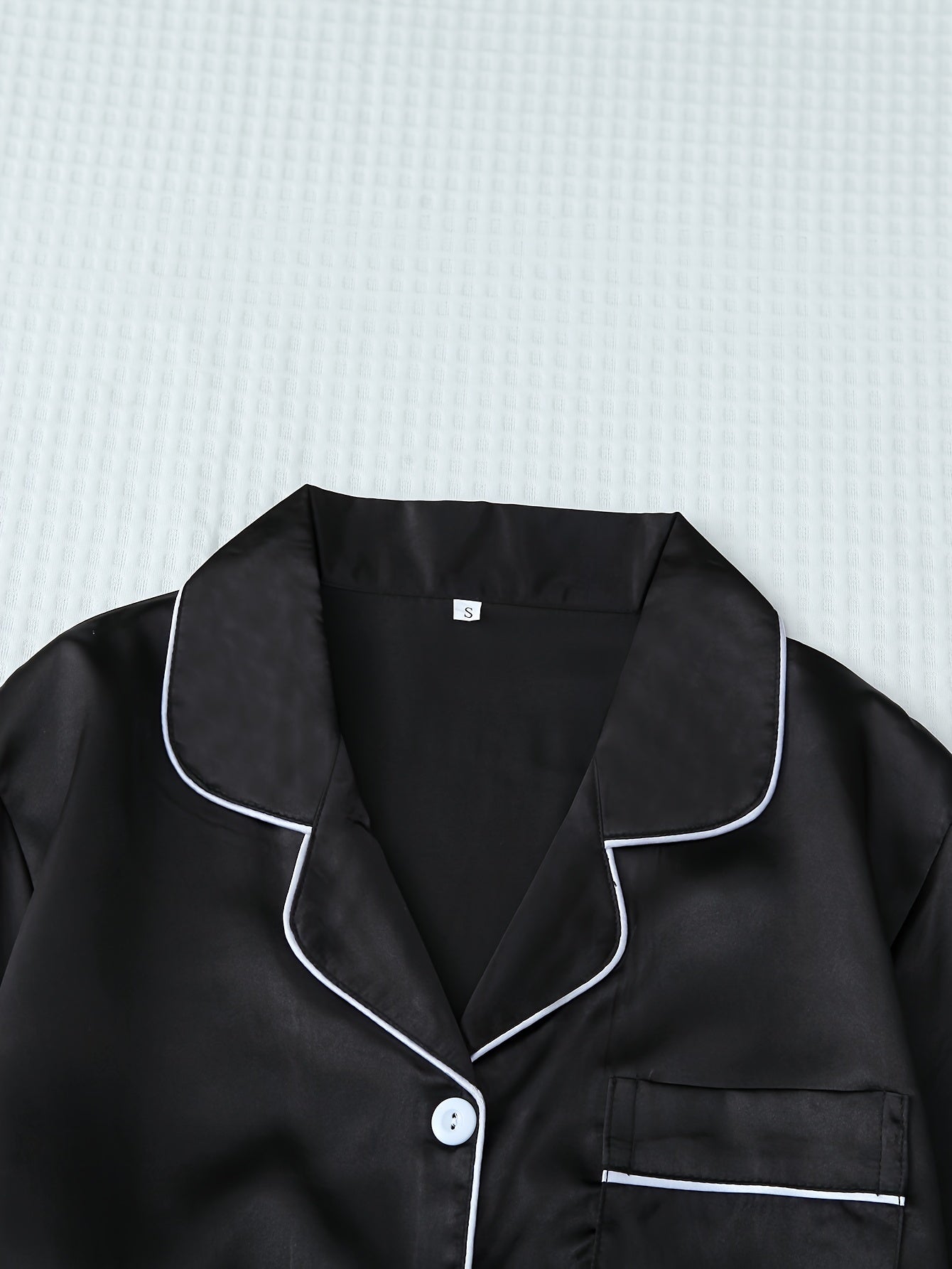 Ayollar uchun qisqa yengli dam olish kiyimlari.