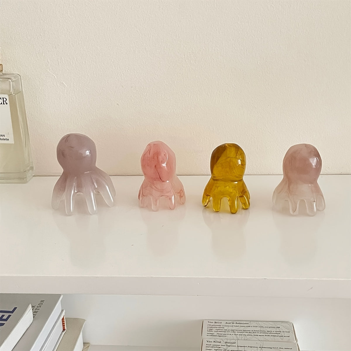 Portativ Octopus bosh massaj qiluvchi taroq, dam olish, soch o'sishi va meridianlarni bo'shatish uchun, binafsha, pushti va amber ranglarida mavjud.