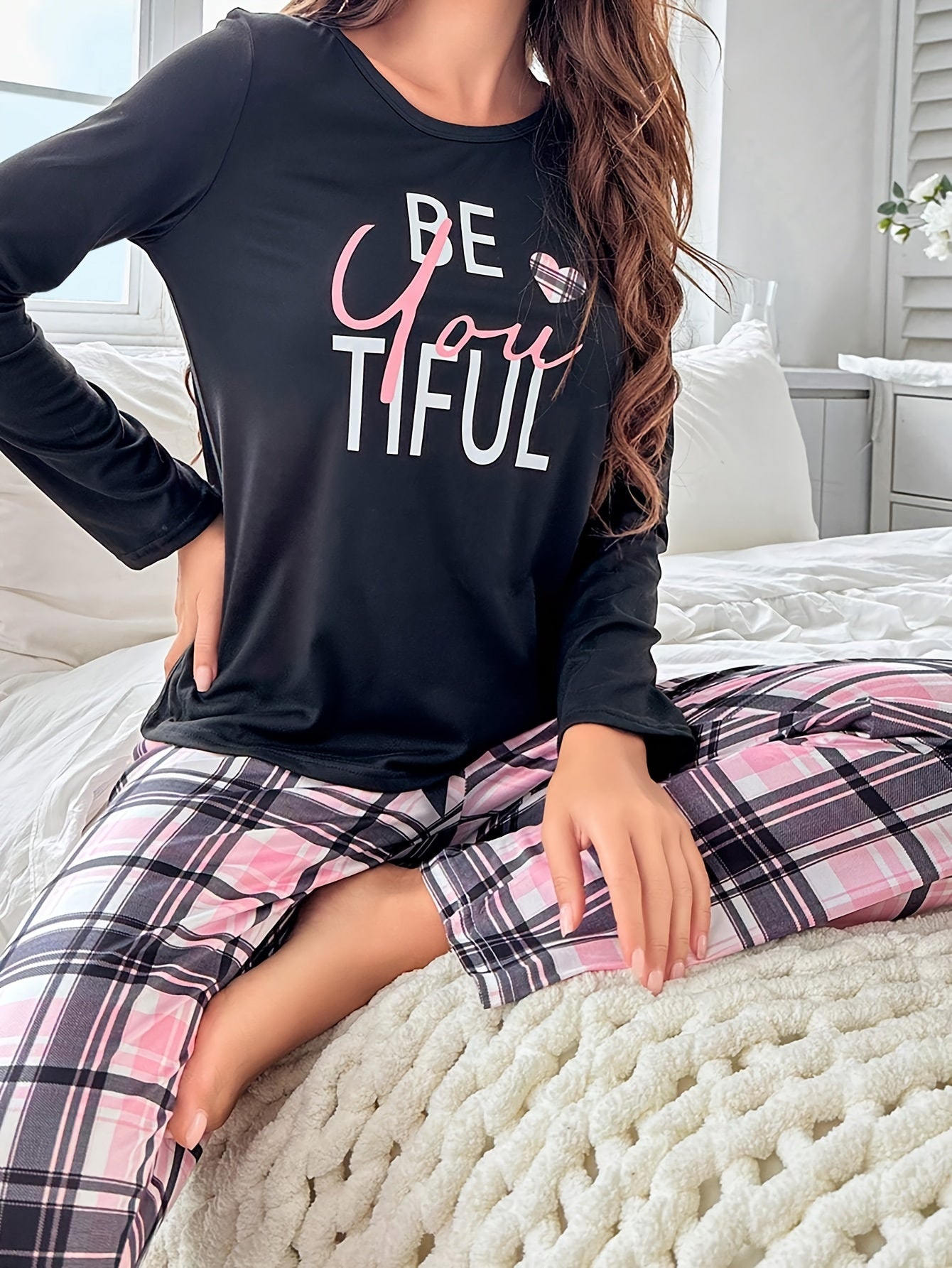 Conjunto de pijama de cuadros para mujer con camiseta de manga larga y pantalones con estampado de letras de dibujos animados