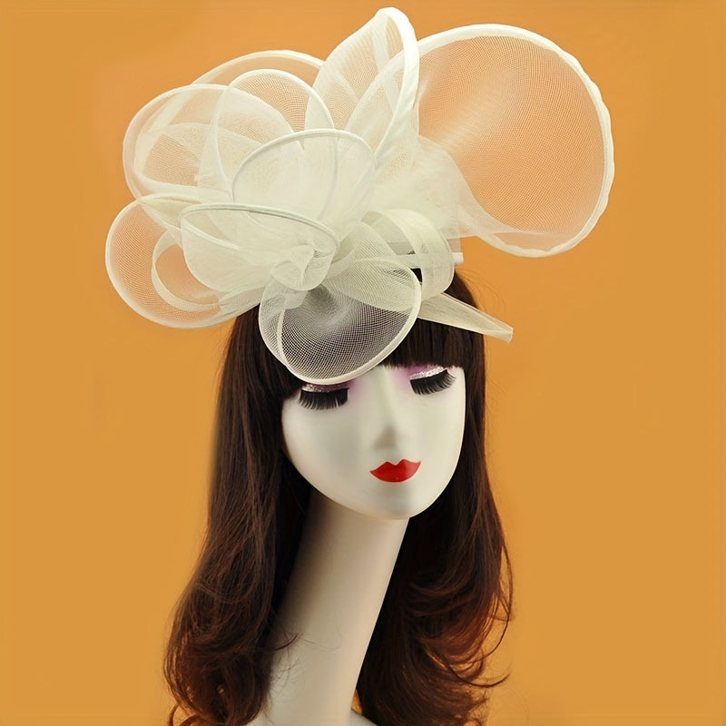 To'ylar va partiyalar uchun klip bilan qora va oq tarmoq gul fascinatori