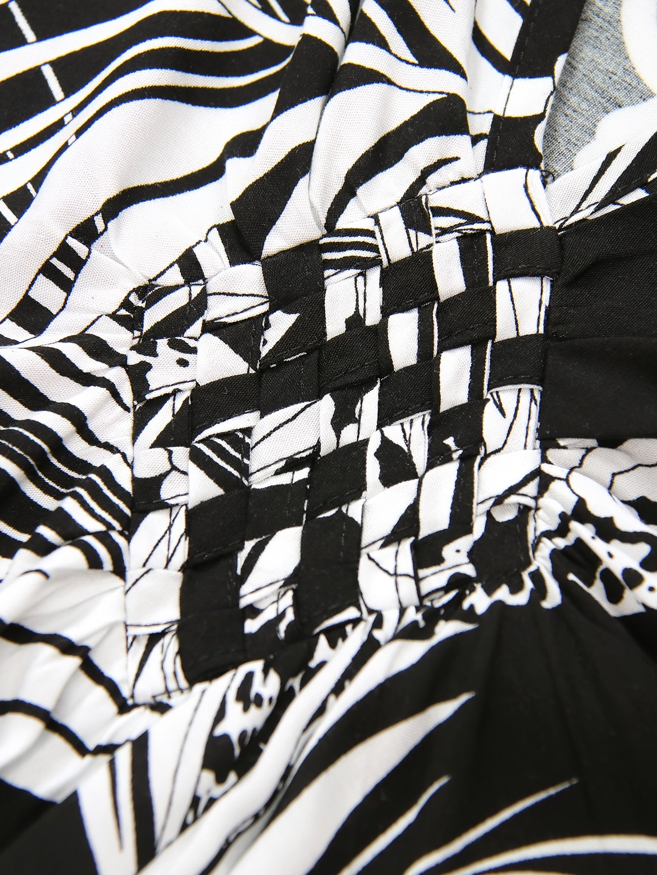 Vestido de playa boho de talla grande con escote en V y patrón tropical con detalle de abertura en 100% viscosa