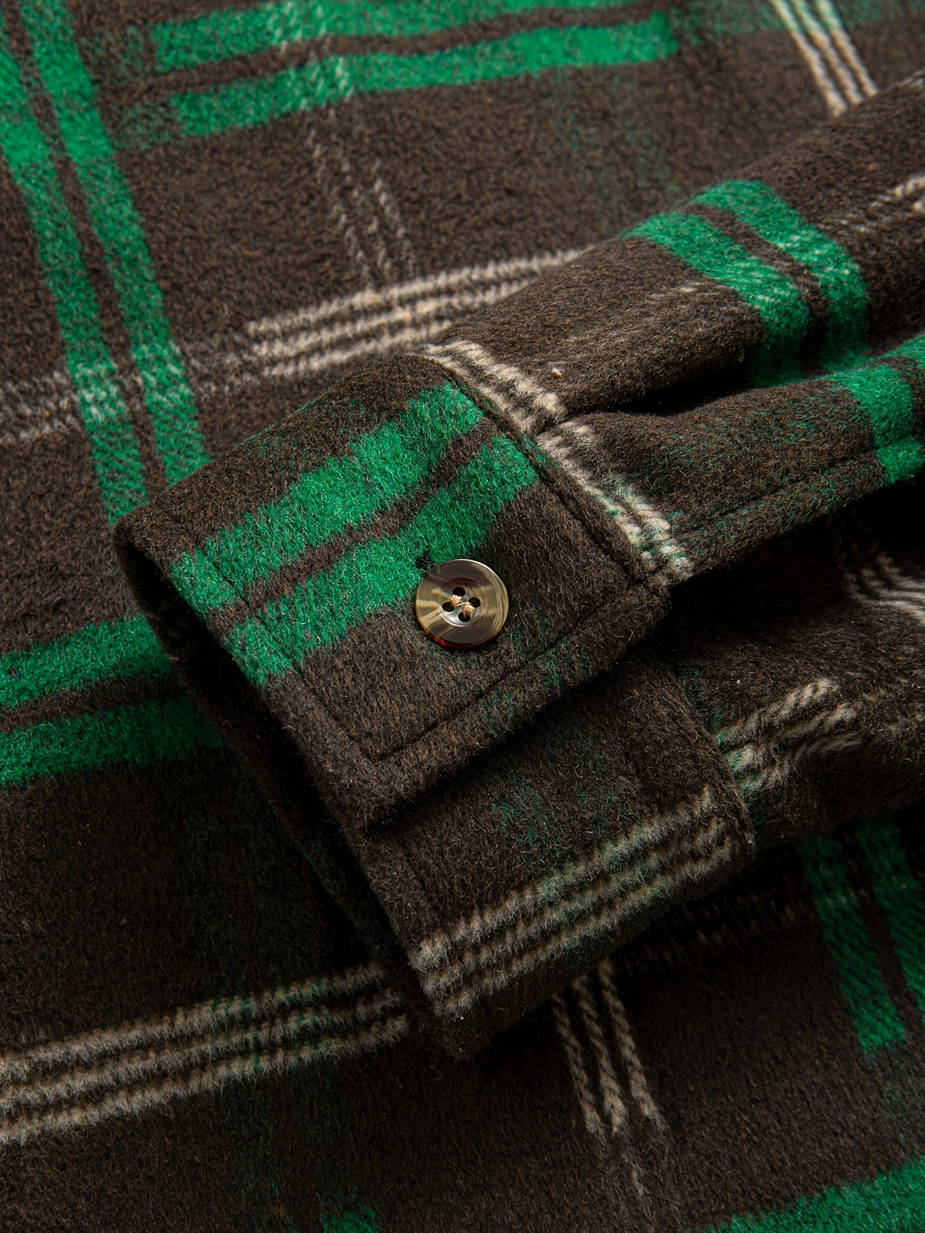 Harajuku ilhomlangan tartibli naqshga, soxta ikki qismli dizaynga va rang-bloklashga ega bo'lgan zamonaviy va ko'p qirrali erkaklar uchun plussayz kurtka. Har kuni kiyish uchun mukammal.