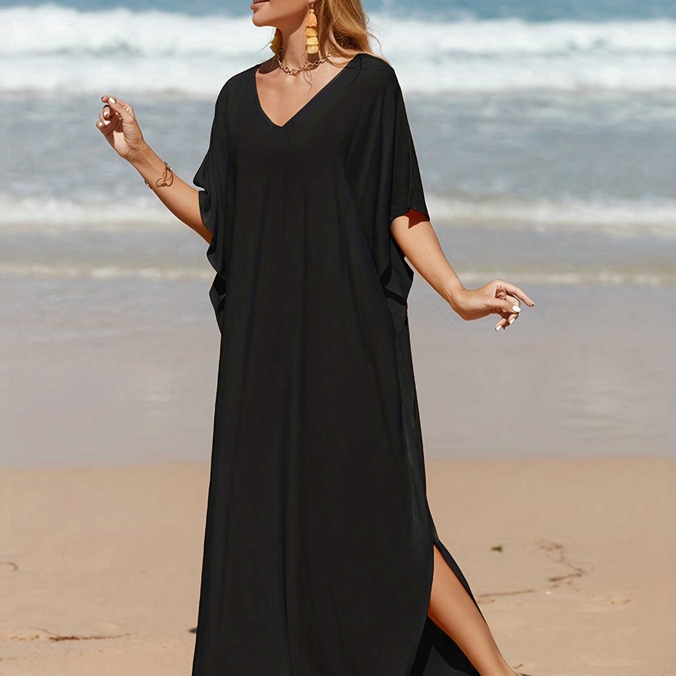 Vestido de playa boho blanco con escote en V, mangas batwing y abertura lateral