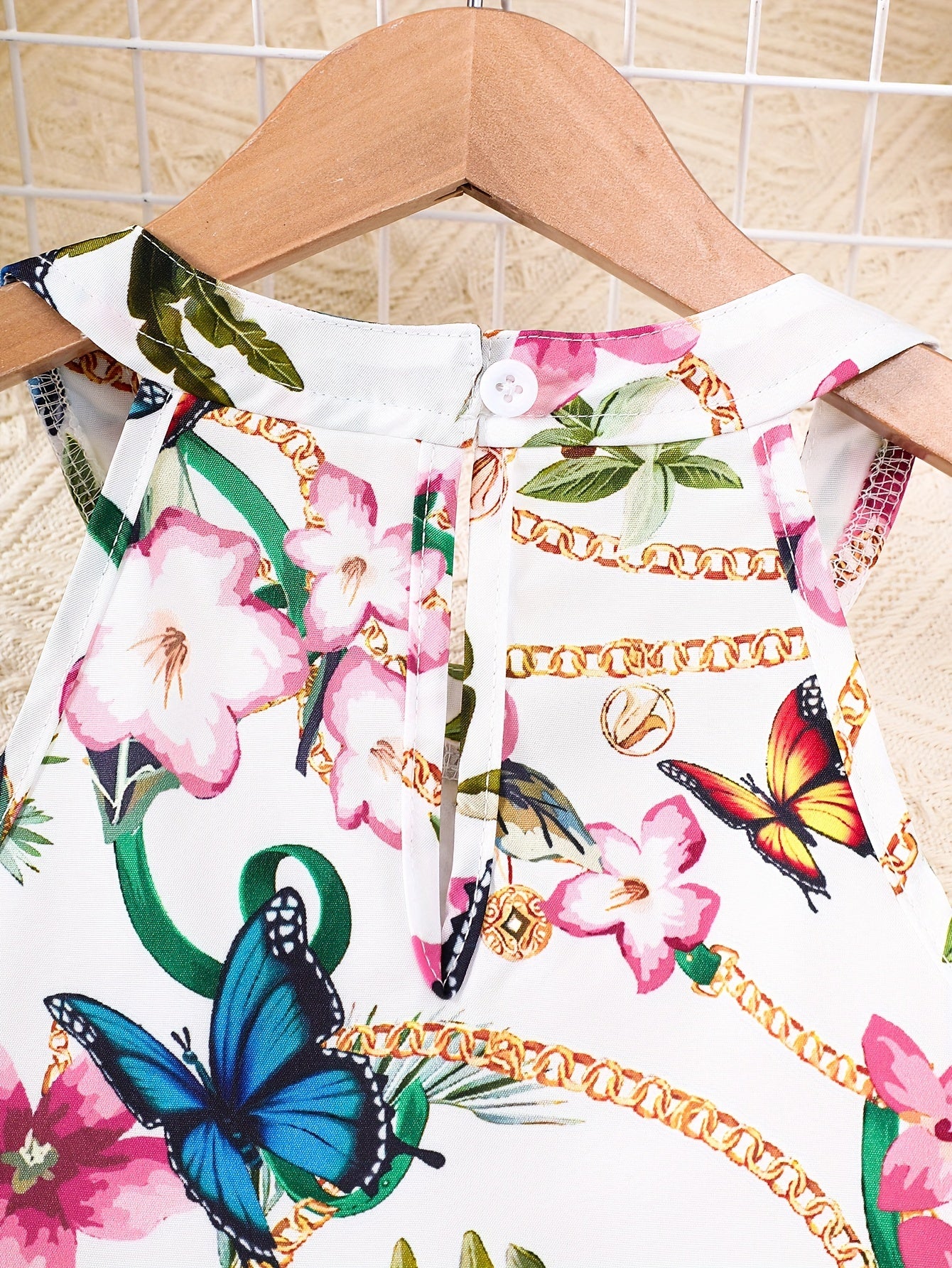 Yozgi faoliyatlar yoki sovg'alar uchun yurak, gullar va kapalak grafikalariga ega bo'lgan halter tepa va tugmachali shortlardan iborat 2-qismli to'plam.