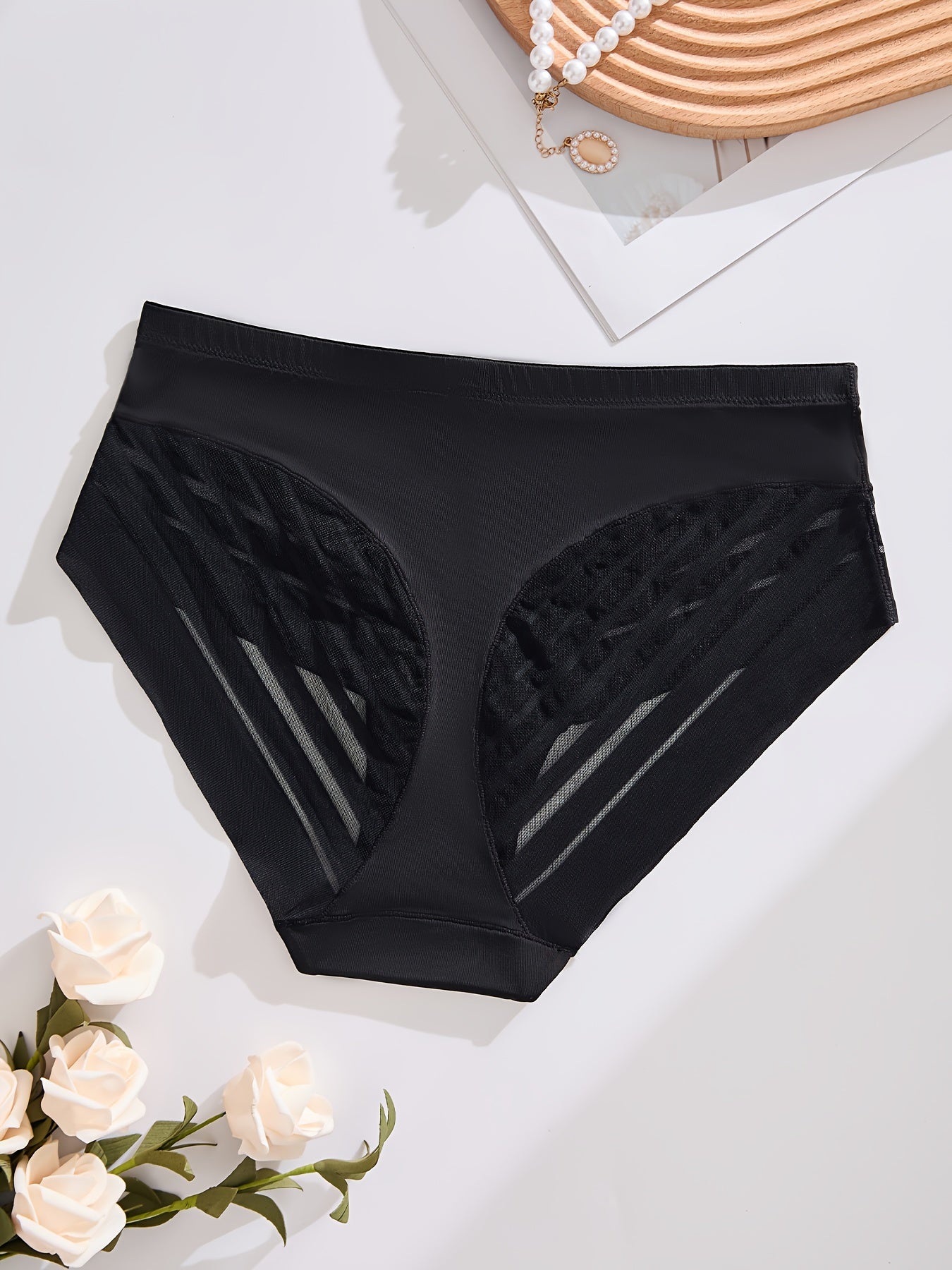 Women’s Breathable Solid Color Panties Made of 90% Polyamide and 10% Elastane with Contrast Mesh Details