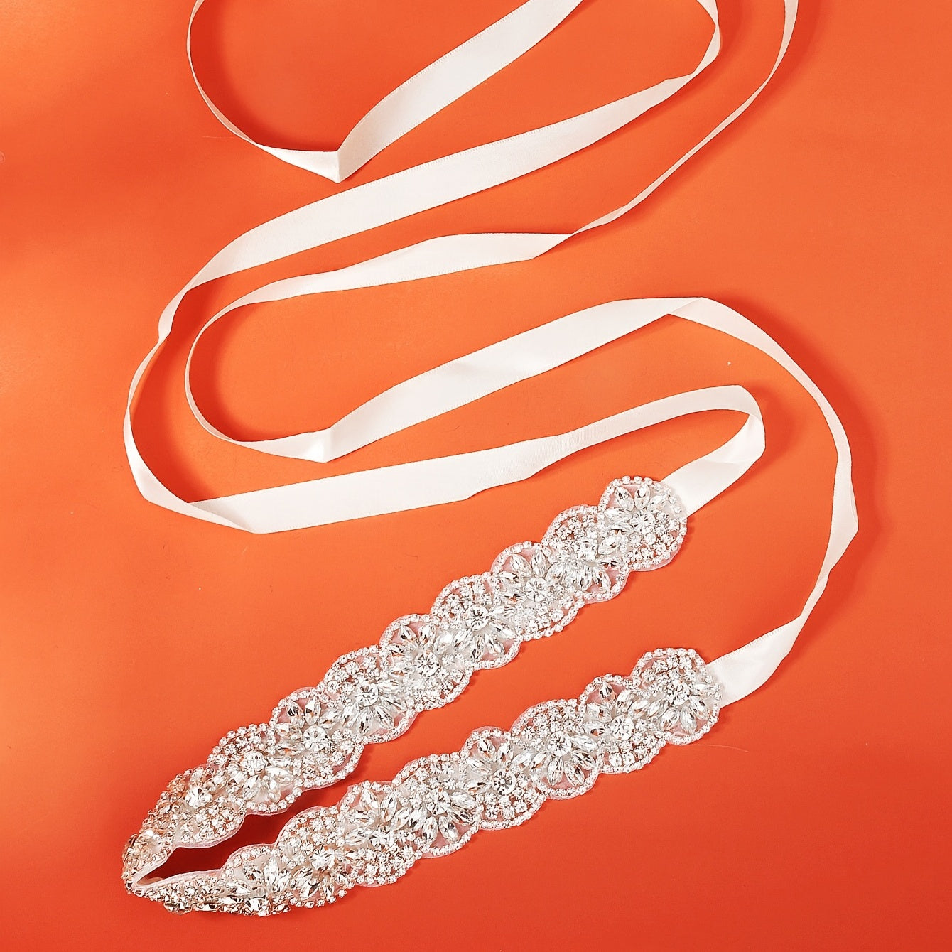 To'y liboslari uchun rhinestones bilan bezatilgan satin lenta bilan to'y belbog'i