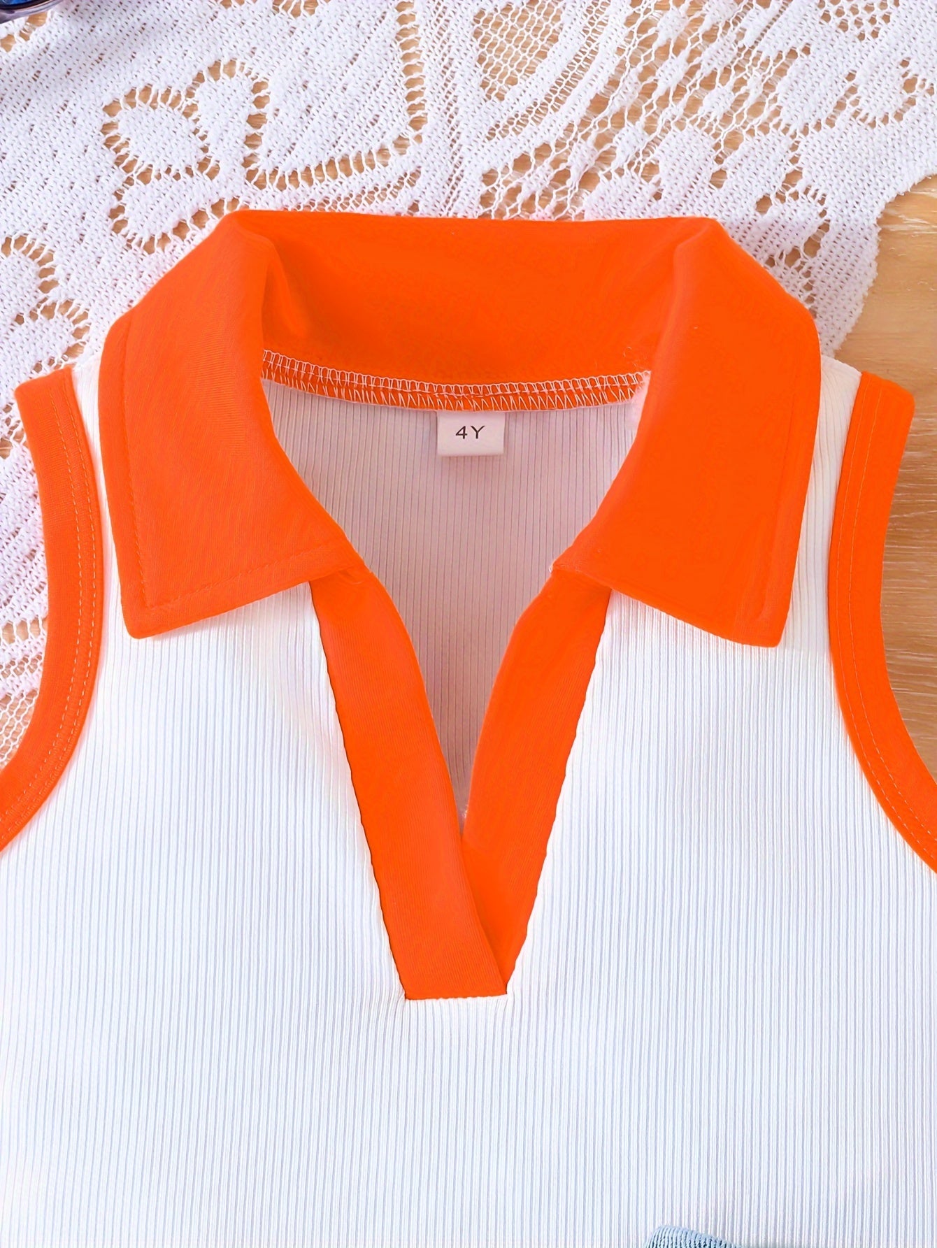 Yozgi ochiq havoda tasodifiy kiyim uchun yaka yengli bluzka va qarama-qarshi rangli shortlar to'plami.