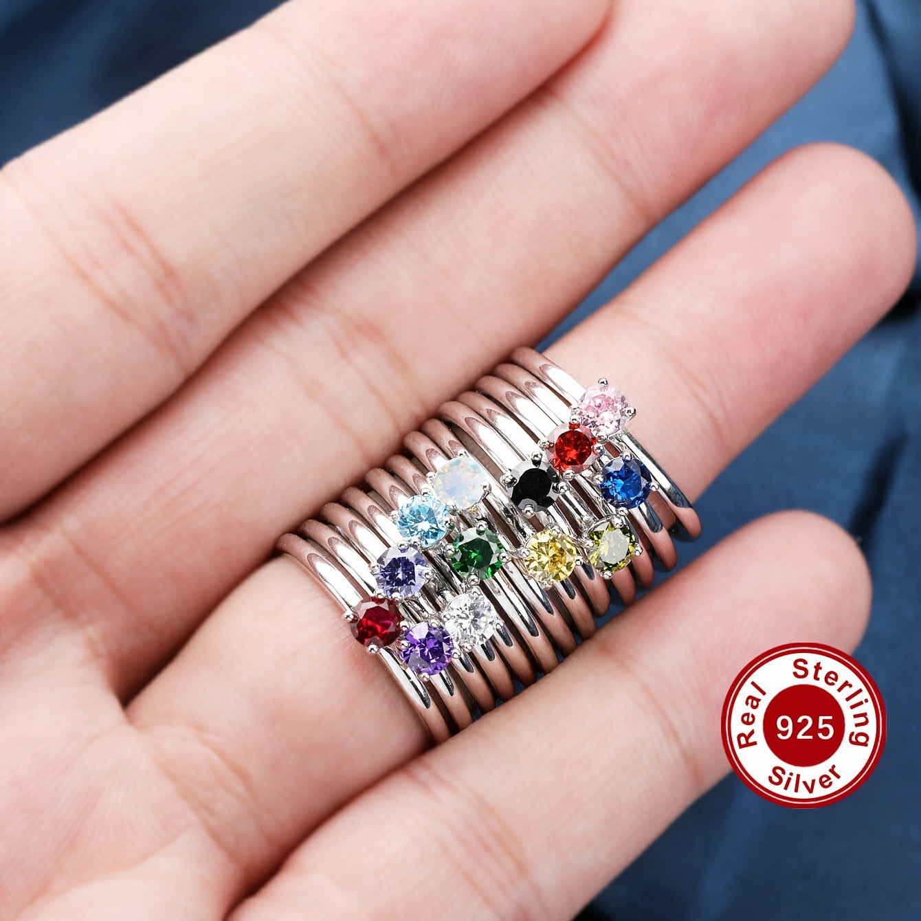 Ayollar uchun zirkoniy toshlar va tug'ilgan kun toshlari bilan kumush uzuk