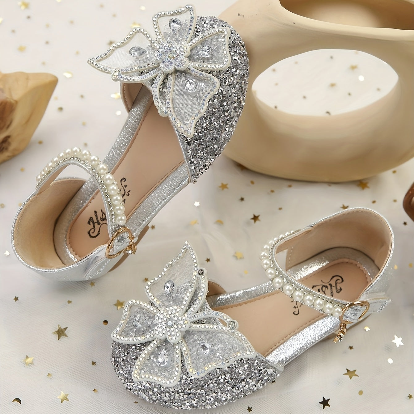 Кроссовки для девочек с низким вырезом и липучкой для комфорта и воздухопроницаемости, подходят для использования как в помещении, так и на улице весной и осенью.