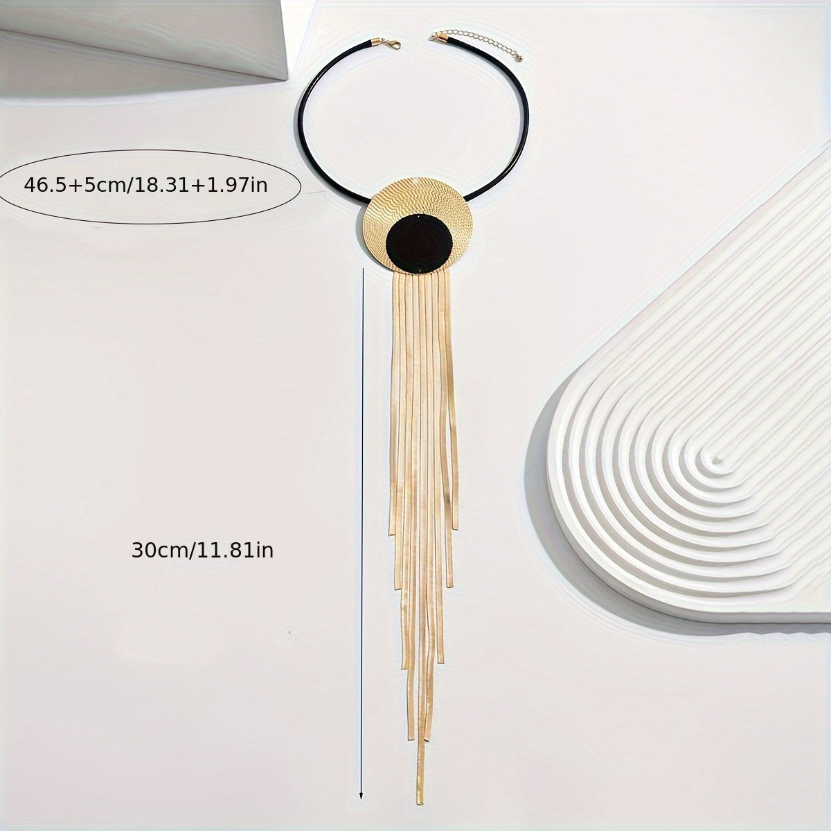 Металлическое ожерелье с кулоном в виде Y-образных длинных бахромчатых нитей, вдохновленное винтажными отпечатками пальцев.