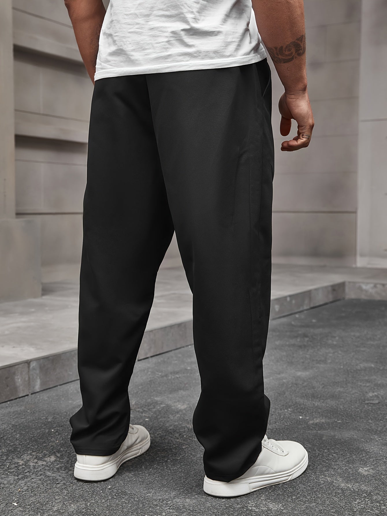 Erkaklar uchun plussiz yuk shimlari, 100% polyesterdan tayyorlangan, tortish ipi bilan, bir xil rangda, oddiy moslashuvda, cho'zilmaydigan, barcha mavsum sportlari uchun mos.