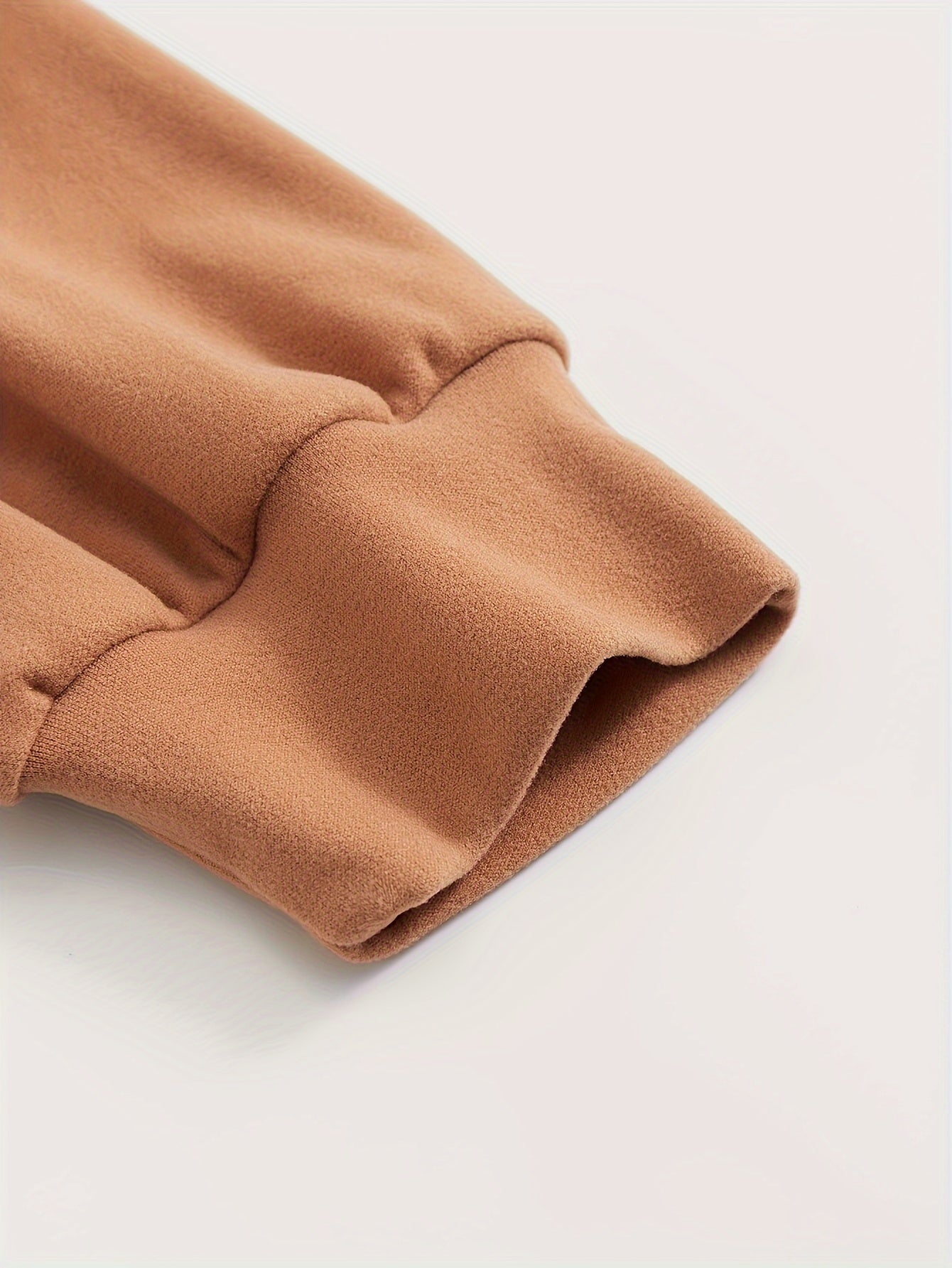 3 ta to'plam ayollar uchun bir rangli dam olish to'plamlari, qulay T-ko'ylak va bog'ichli shimlar bilan. Yengil tasodifiy kiyim uchun bir nechta ranglarda mavjud.