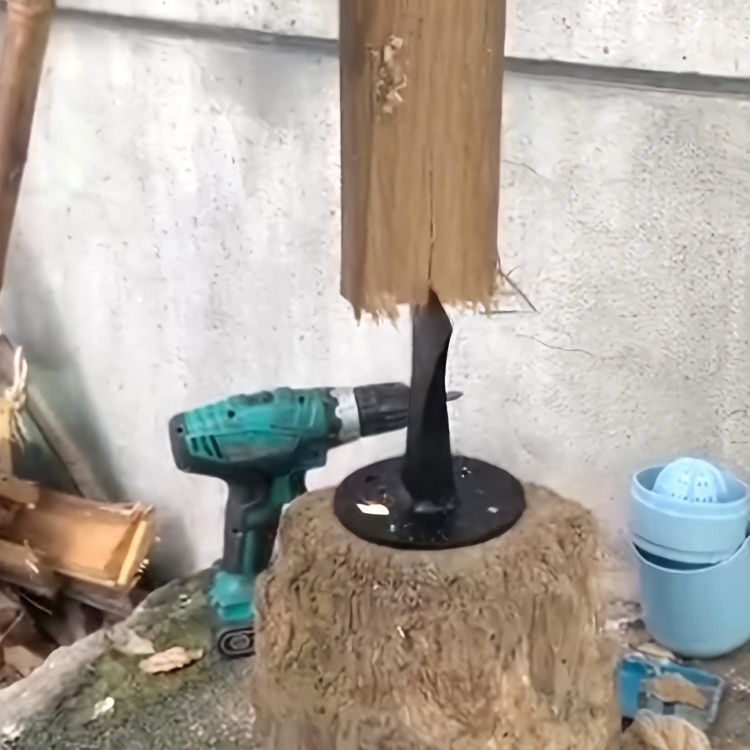 Дровокол для растопки небольших дровяных печей, каминов и костров. Легко раскалывает поленья с помощью этого ручного клина для колки дров.