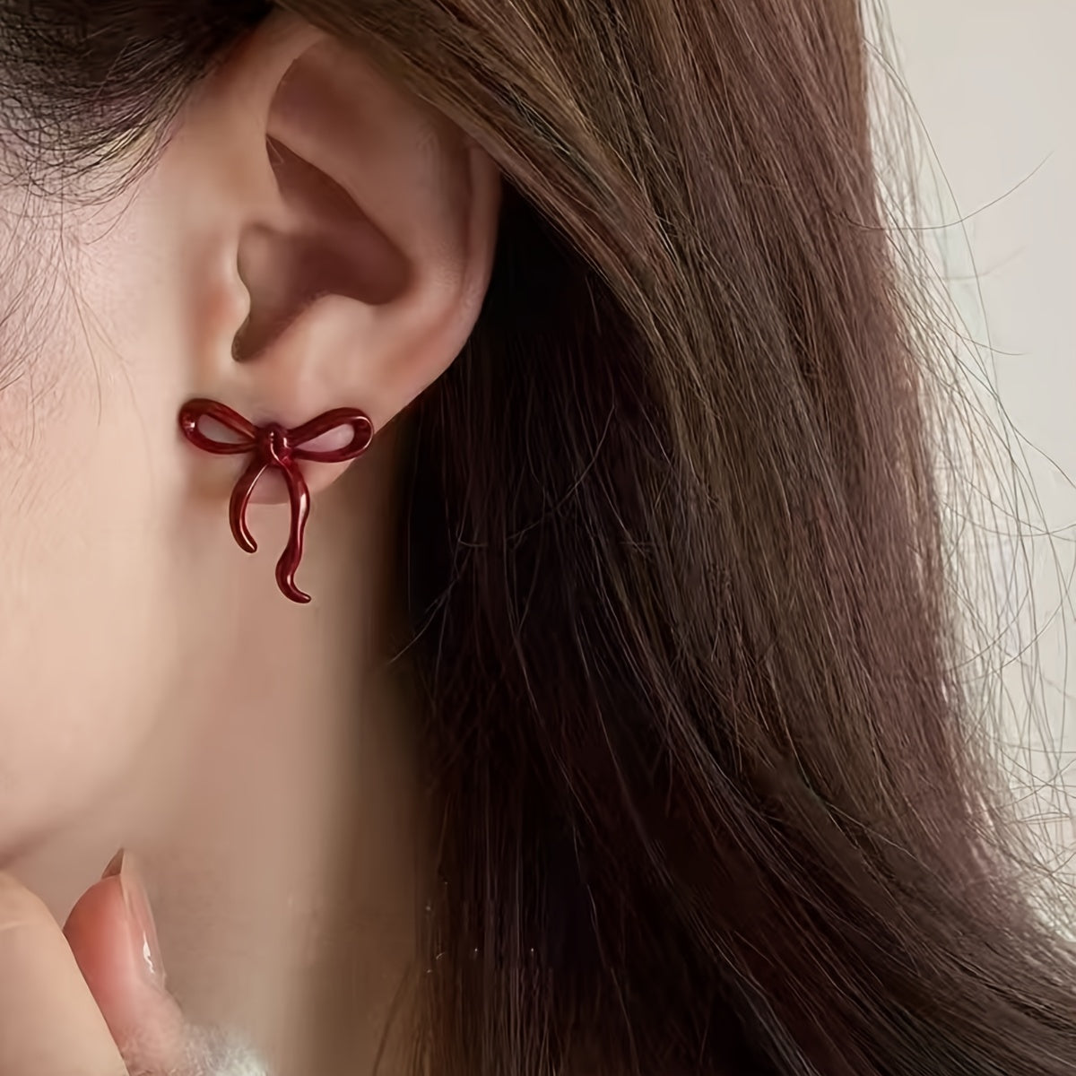 Zinс qotishma kamonli sirg'alar, mis postlar bilan, kundalik va ta'til kiyimlari uchun mukammal.