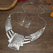 Vintage zargarlik to'plami 3 juft sirg'a va bir marjonni o'z ichiga oladi, geometrik dizayn bilan, kumush yoki oltin ranglarida. O'zingizga mos keladiganini tanlang va ushbu partiya aksessuarlar bilan ajoyib bayonot qiling.