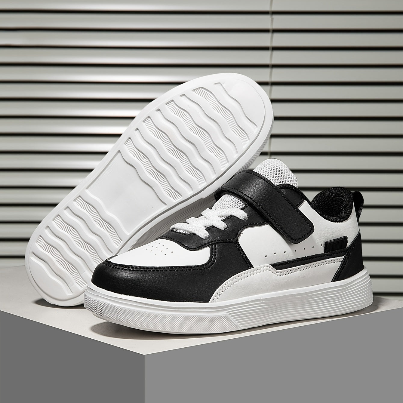 Barcha mavsumlar uchun mos, qulay, engil va zamonaviy rang-blokli skeytbord poyabzallari o'g'il va qizlar uchun.