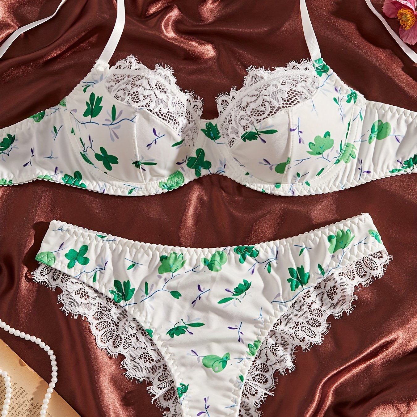 Ayollar uchun zamonaviy dantel bilan bezatilgan gullar naqshidagi brass va ichki kiyim to'plami. Qulay polyester aralashmasi, mashinada yuvish mumkin.
