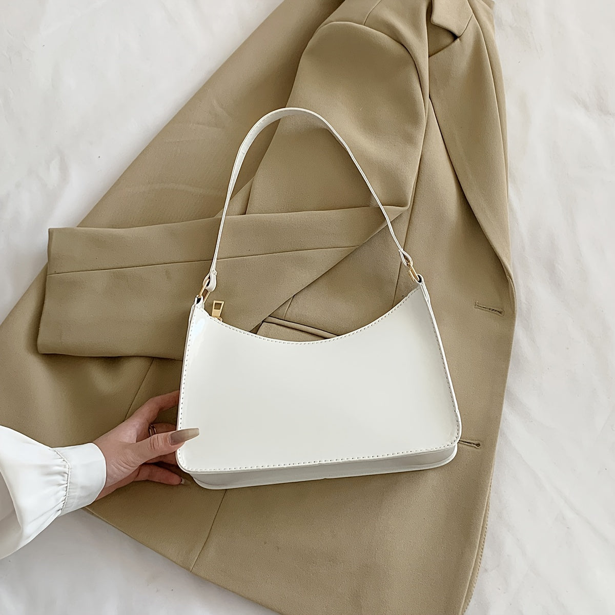 Ayollar uchun Qizil PVC Yengil Sumka, Oltin Rangli Asboblar, Ajratiladigan Tasmali | Har kuni, ishda yoki ta'tilda foydalanish uchun zamonaviy baget | Onalar va qiz do'stlar uchun ideal sovg'a | Zarif yuqori tutqich