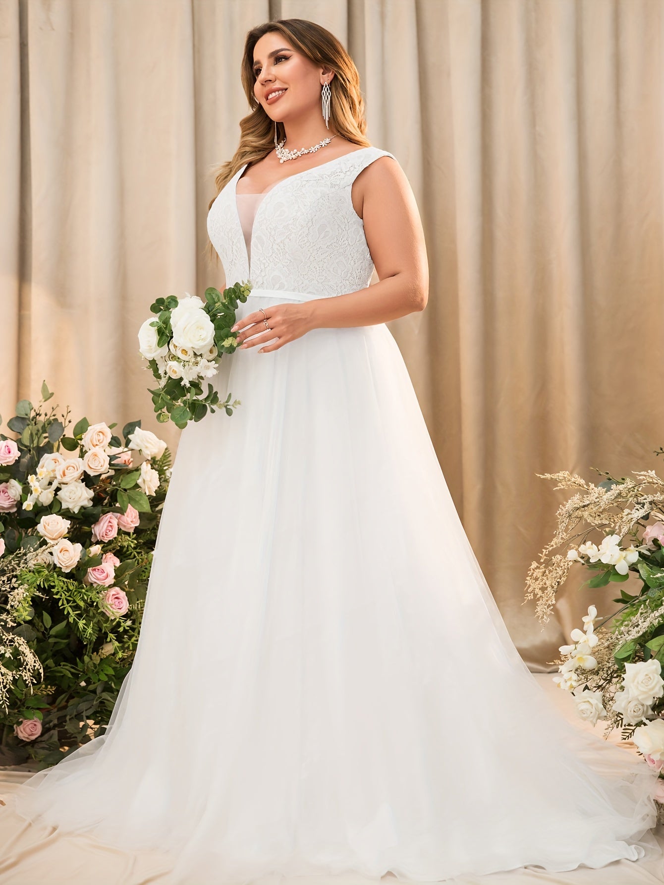 Plus Size Women's Lace V-Neck Sleeveless Wedding Dress A-Line Formal Gown