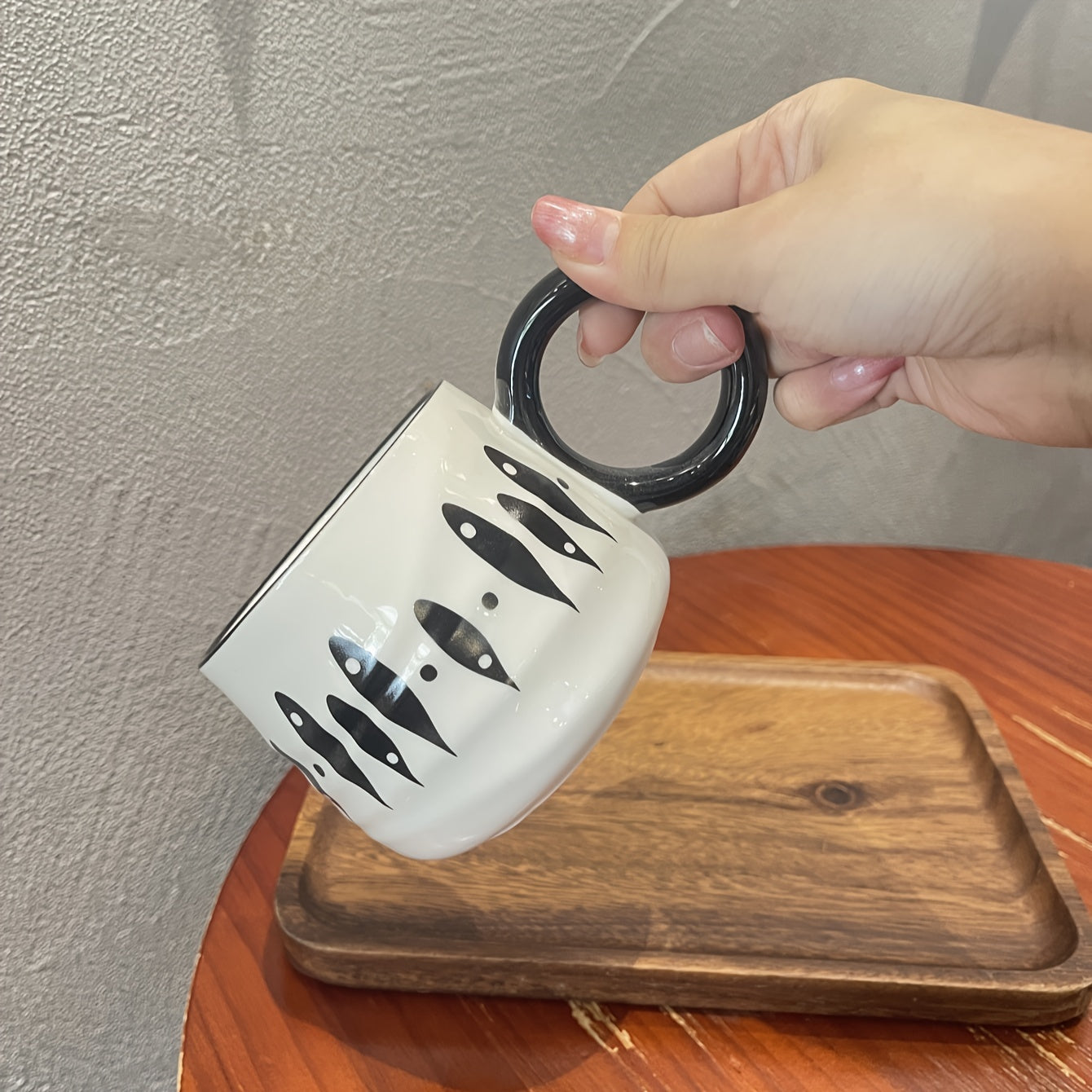Taza de cerámica a cuadros en blanco y negro para uso en el hogar y en restaurantes