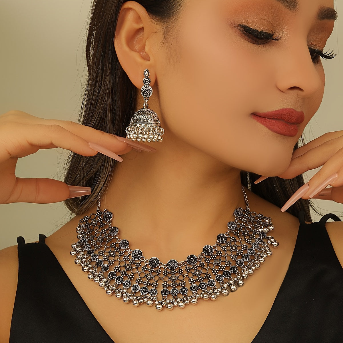 Qadimiy Bollywood ilhomlangan zargarlik to'plami, qabilaviy, O'rta Sharq dizaynlarini o'z ichiga oladi - lantern uslubidagi sirg'alar va har kuni kiyish uchun ham, bayramlar uchun ham mukammal bo'lgan marjonlar.