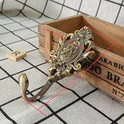 Ikki vintage evropa uslubidagi sink qotishmasidan yasalgan oltin fan shaklidagi tutqichlar hammom dush pardalari, eshiklar, derazalar, shkaflar va yashash xonalari uchun mos keladi.