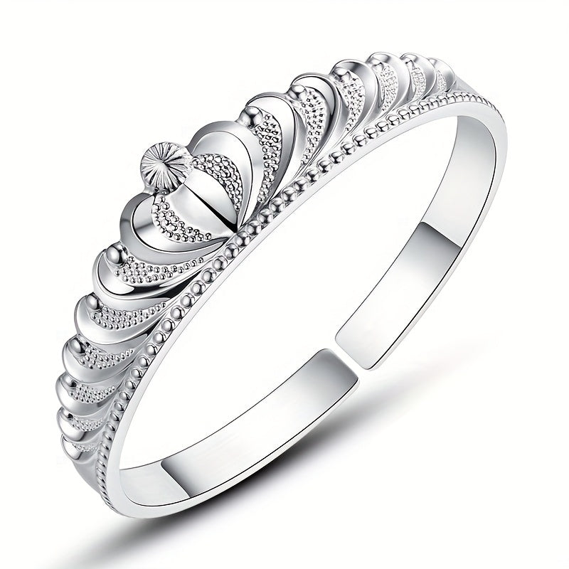 Удивительный серебряный браслет для женщин с дизайном короны, украшенный нежными цветами и мерцающими звездами. Браслет оснащен элегантной застежкой с открытым ртом для удобства ношения.