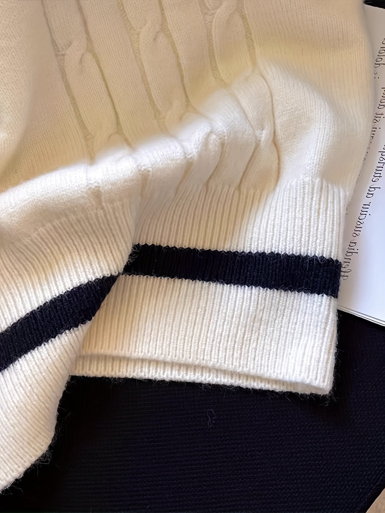 Chaleco de suéter de punto con cuello en V y detalle de insignia, poliéster acrílico, patrón de contraste, para todas las estaciones