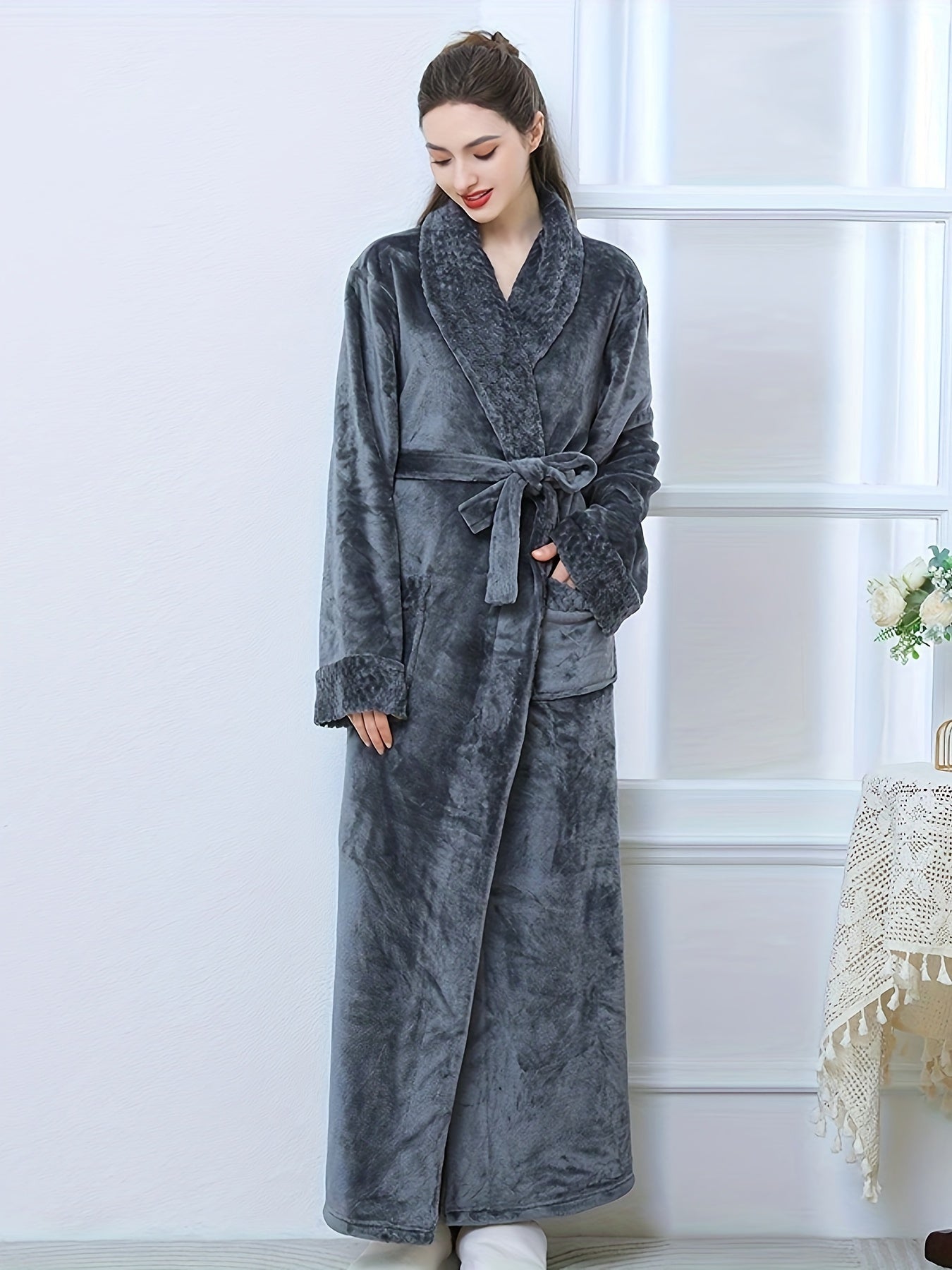Ayollar uchun plush pushti flanel bathrobe, uzun yenglar, V-qo'l va cho'ntaklar bilan. Qishki iliqlik uchun mashinada yuvish mumkin.
