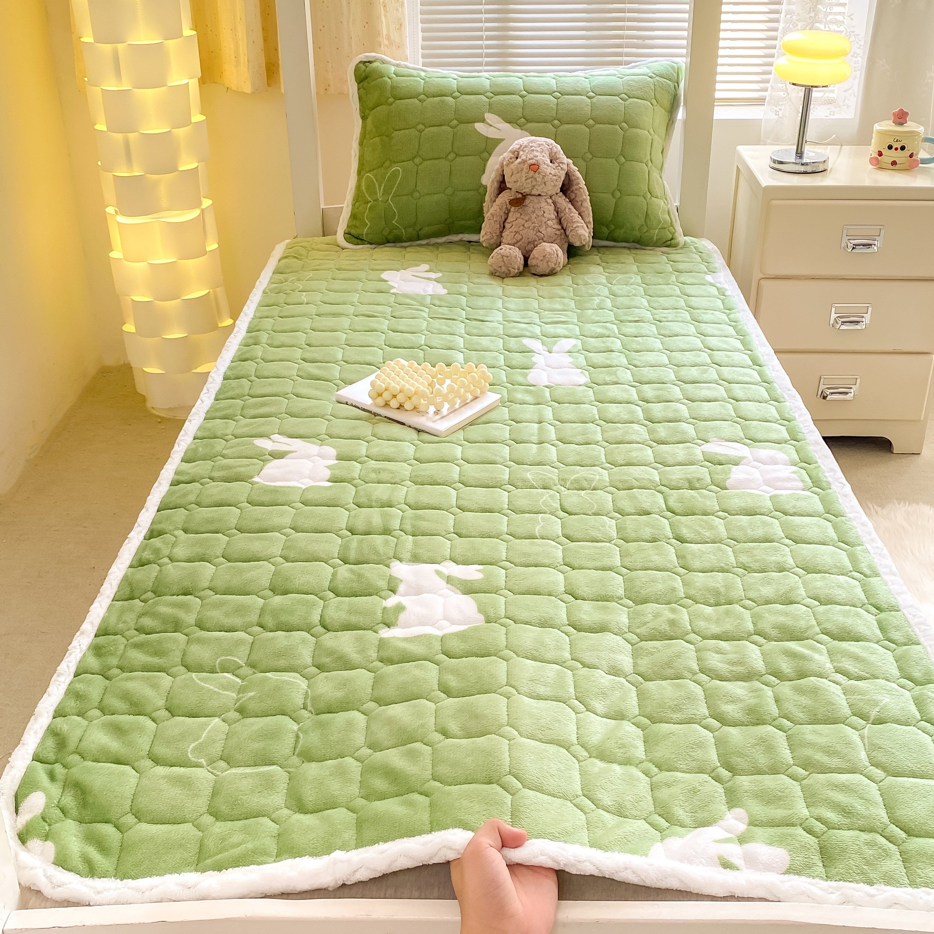 Soft Velvet Mattress Cover for Winter Warmth Twin Size