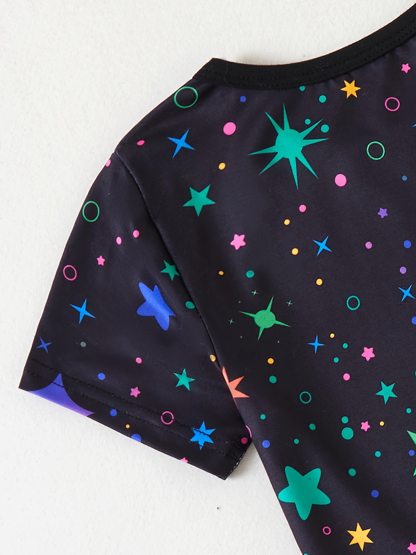 Qizlar uchun 2-qismli to'plam, yoqimli unicorn kapyushoni va yulduzli osmon shimlari bilan, UV nur yoritilishi bilan ochiq havoda kiyish uchun mukammal.