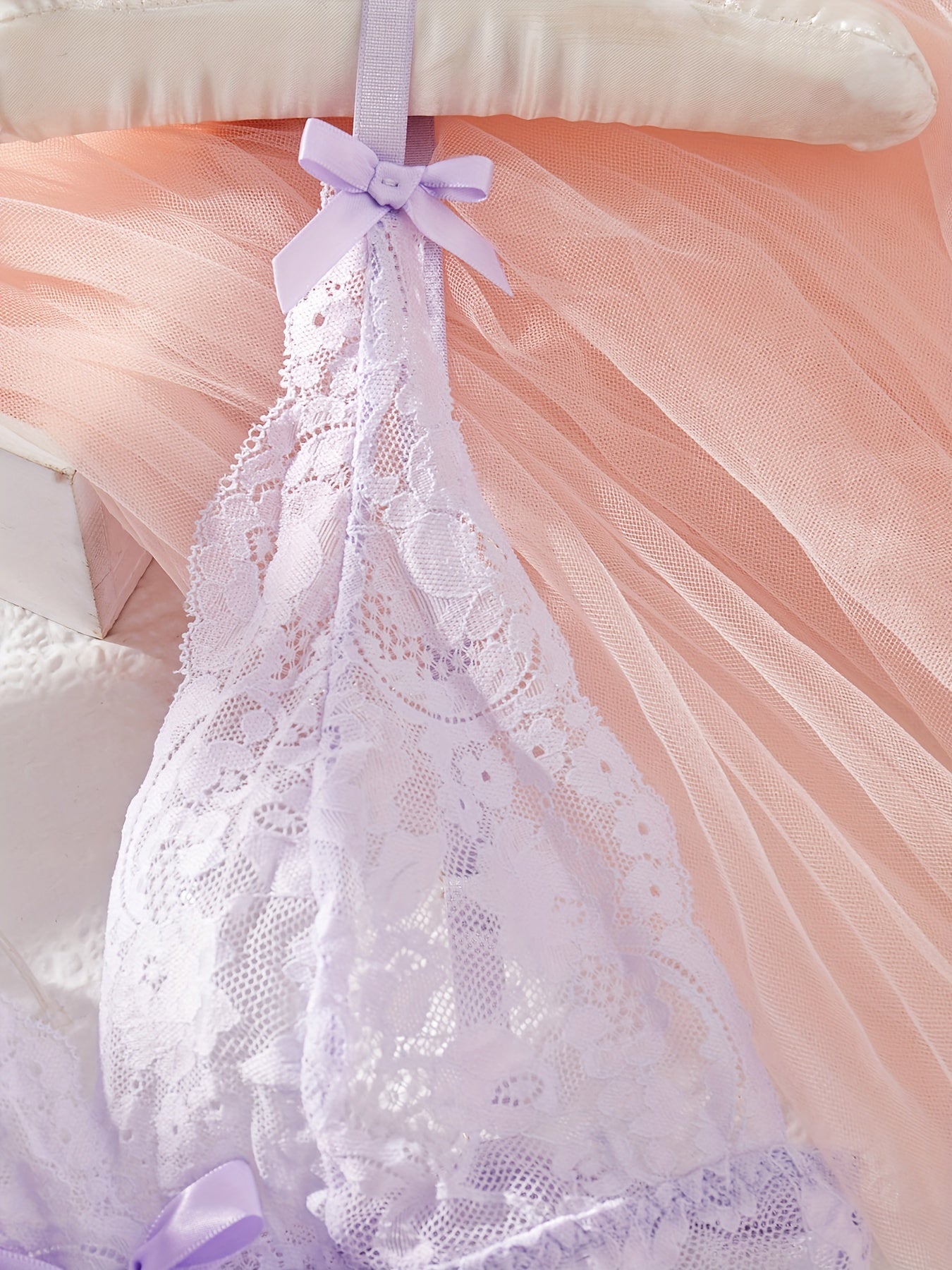 Пурпурное кружевное платье-бэбидол с подходящими стрингами.