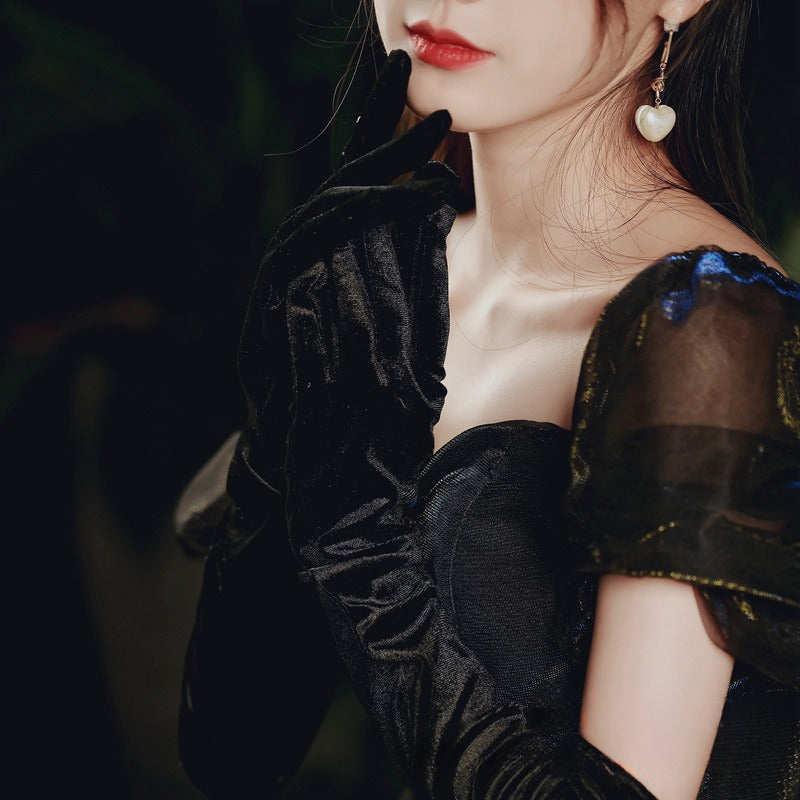 Kumush aksanlari bilan qora satinning uzun barmoq qoplamali qo'lqoplar kechki kiyimlar va sahna chiqishlari uchun