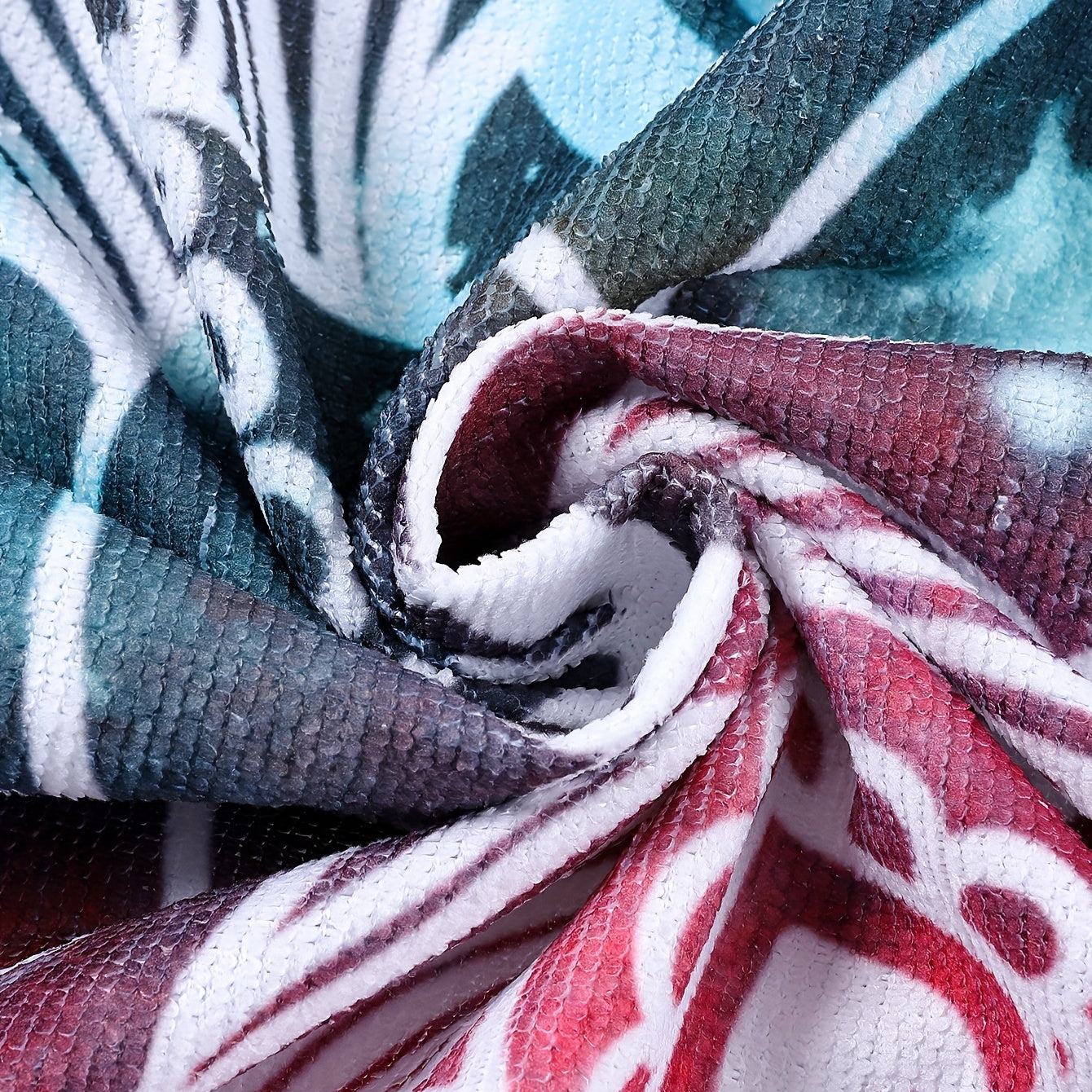 Цветное пляжное полотенце идеально подходит для активного отдыха, плавания и кемпинга. Быстросохнущее и мягкое для летних отпусков и у бассейна.