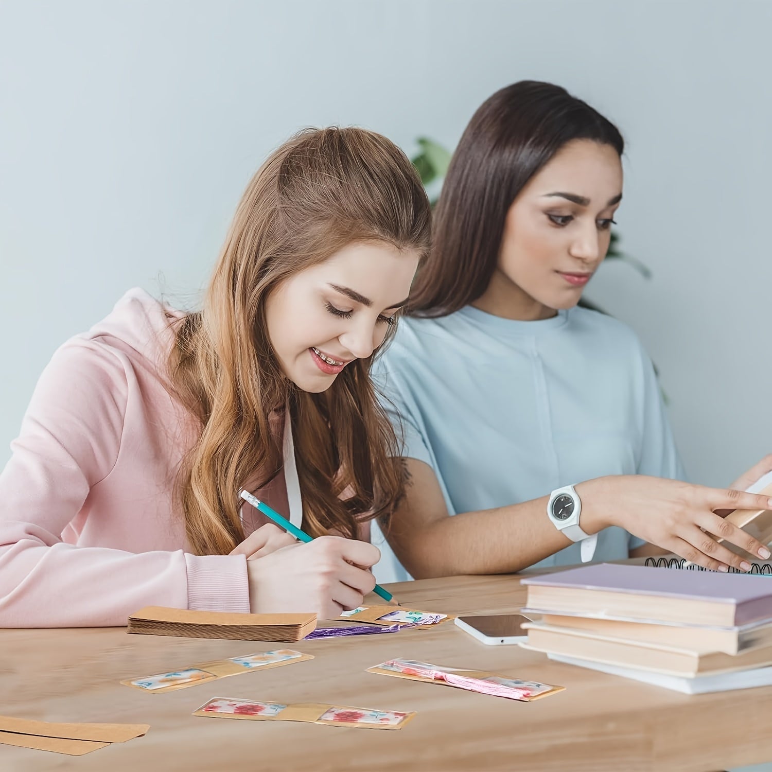 Набор из 200 зажимов для закладок из крафт-бумаги с прозрачными самоклеящимися пакетами, DIY пустые карточки для закладок, модные инструменты для изготовления деревянных украшений.