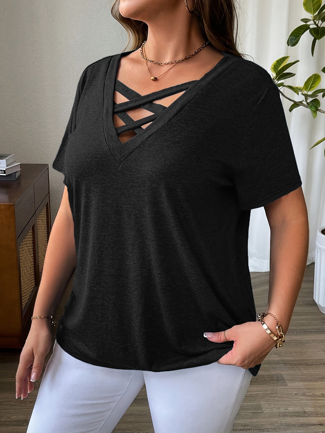 Ayollar uchun katta o'lchamdagi yozgi kundalik T-shirt, bir rangli, V-shakllı bo'yin, qisqa qo'lli