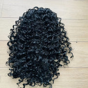 Polineziya afsonasi Maui qahramoni ilhomlangan qora rangdagi burma parik, uzun jingalak issiqqa chidamli tolalar, kostyum o'ynash va anime cosplay uchun mukammal. To'r parik qopqog'i to'plami bilan birga keladi, uzunligi 45.72 sm.