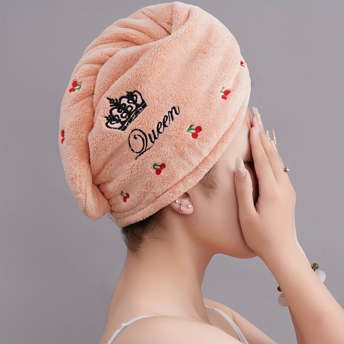 Быстросохнущая полотенце-капюшон для волос с вышитыми сердечками, мягкая и впитывающая, идеально подходит для использования в ванной. Игривый дизайн с вязаной текстурой.