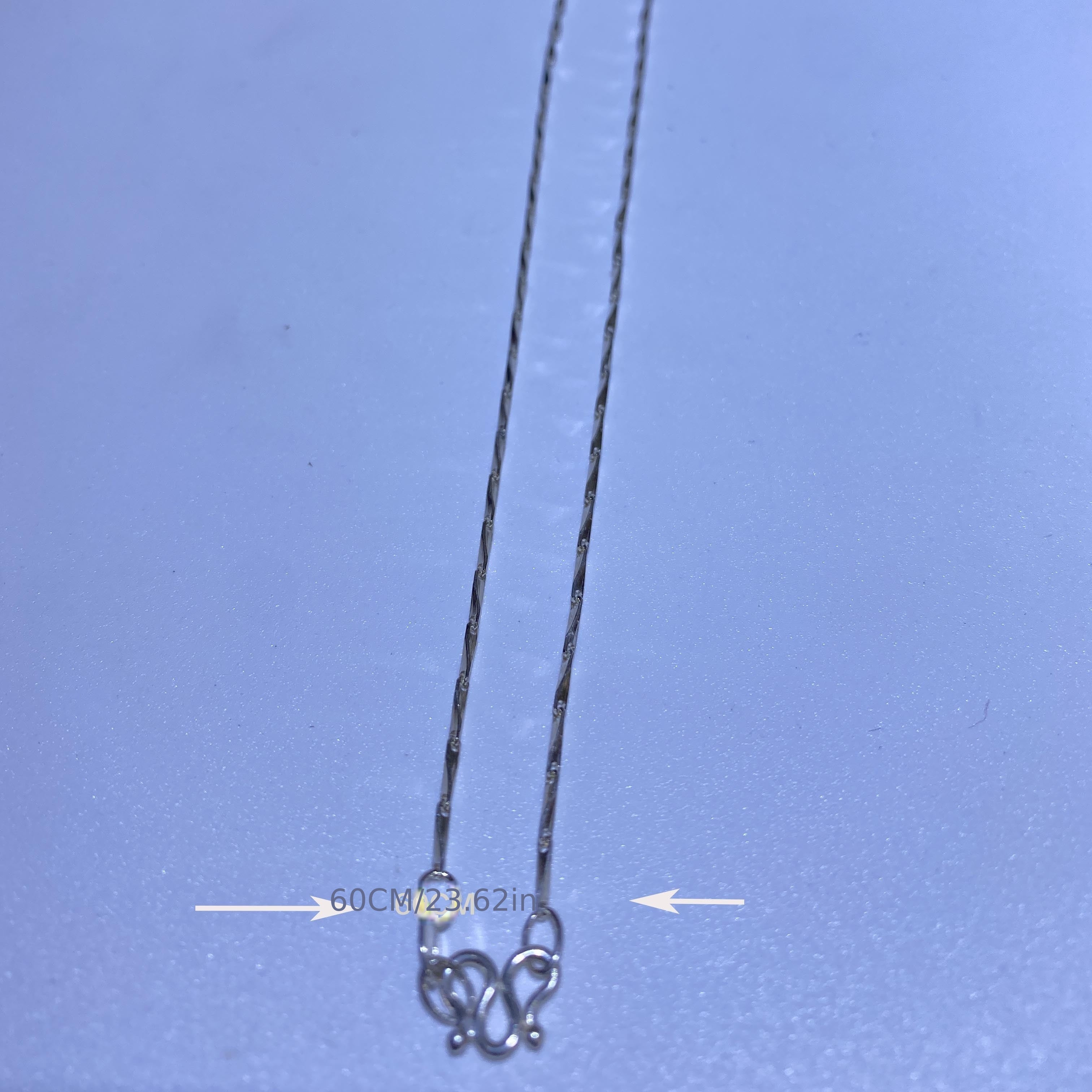 Ayollar uchun zamonaviy va jozibali kumush rangli marjon - Har qanday tadbir uchun mukammal, abadiy moda ifodasi.